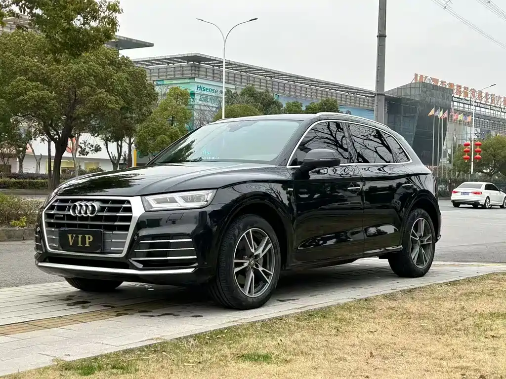 Audi Q5L 2021 — фото 1