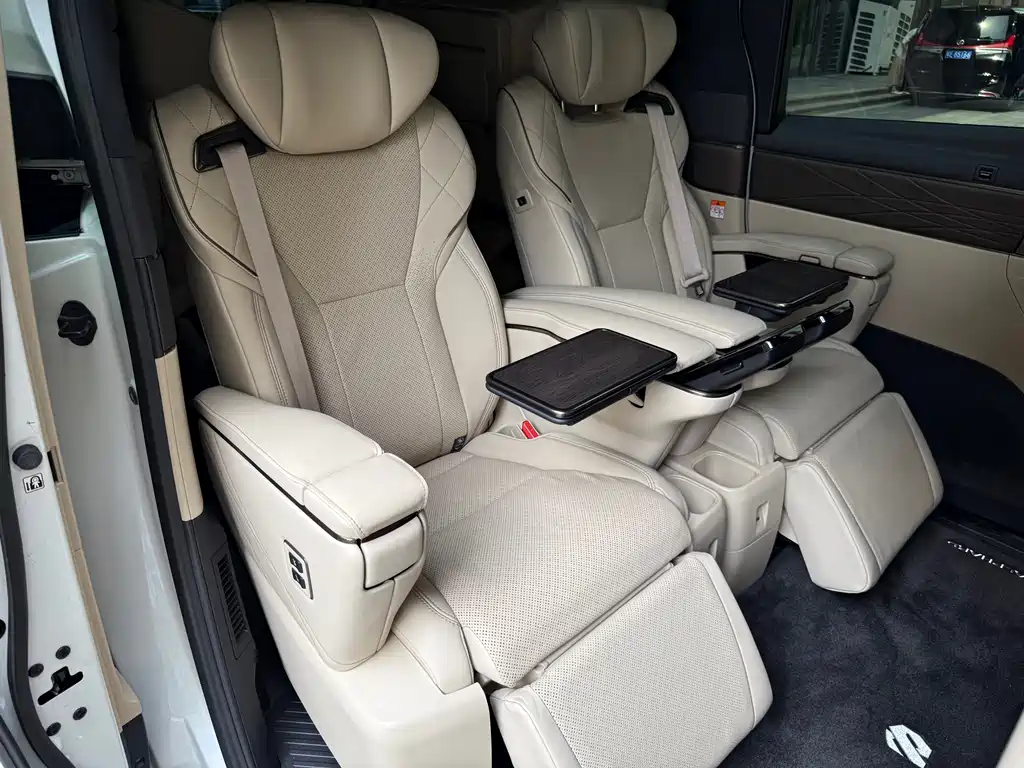 Toyota Alphard 2023 — фото 10