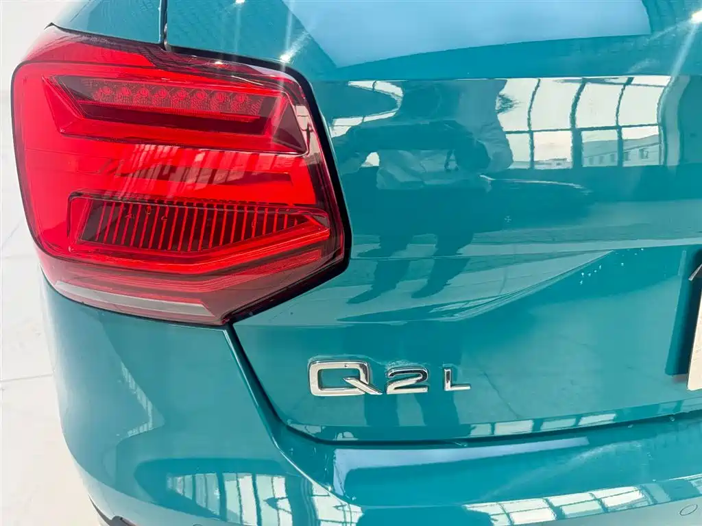 Audi Q2L e-tron 2021 — фото 18