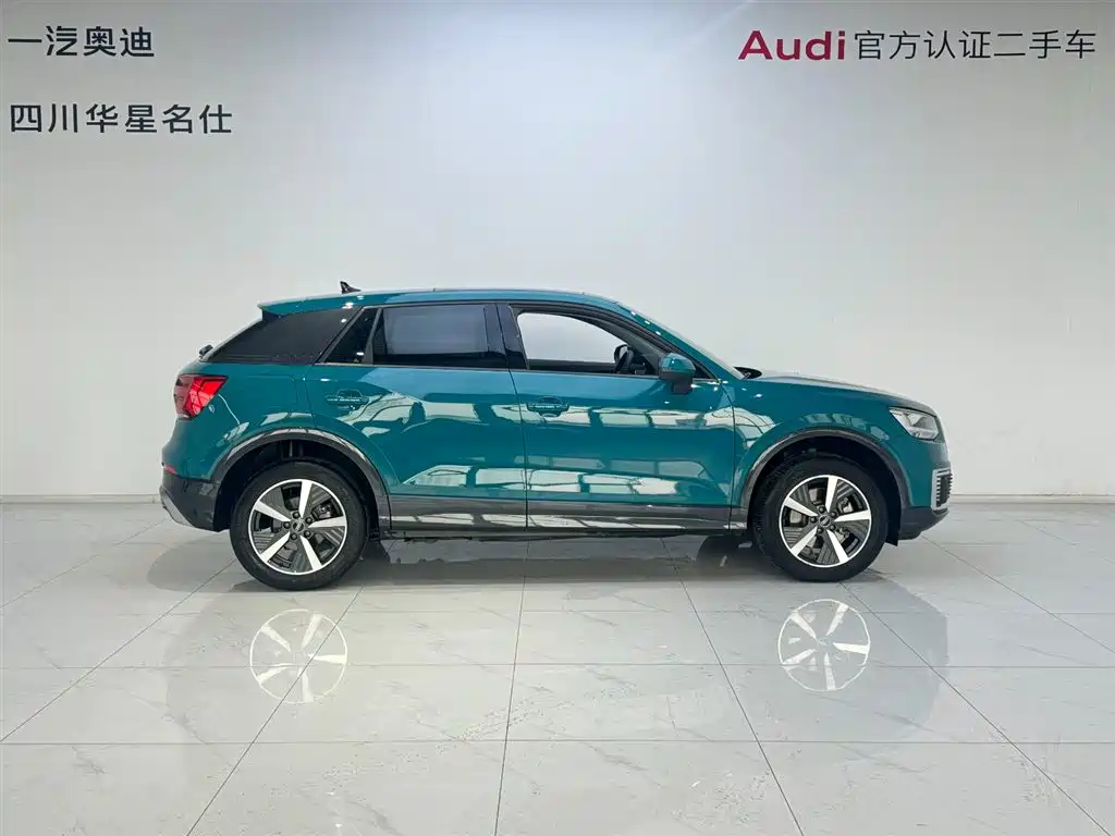 Audi Q2L e-tron 2021 — фото 3