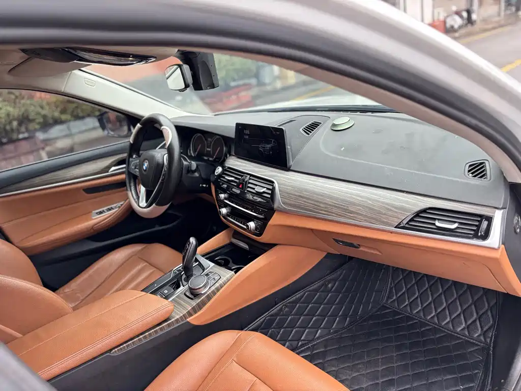 BMW 5 Series 2018 — фото 17