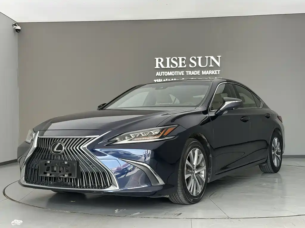 Lexus ES 2018 — фото 1