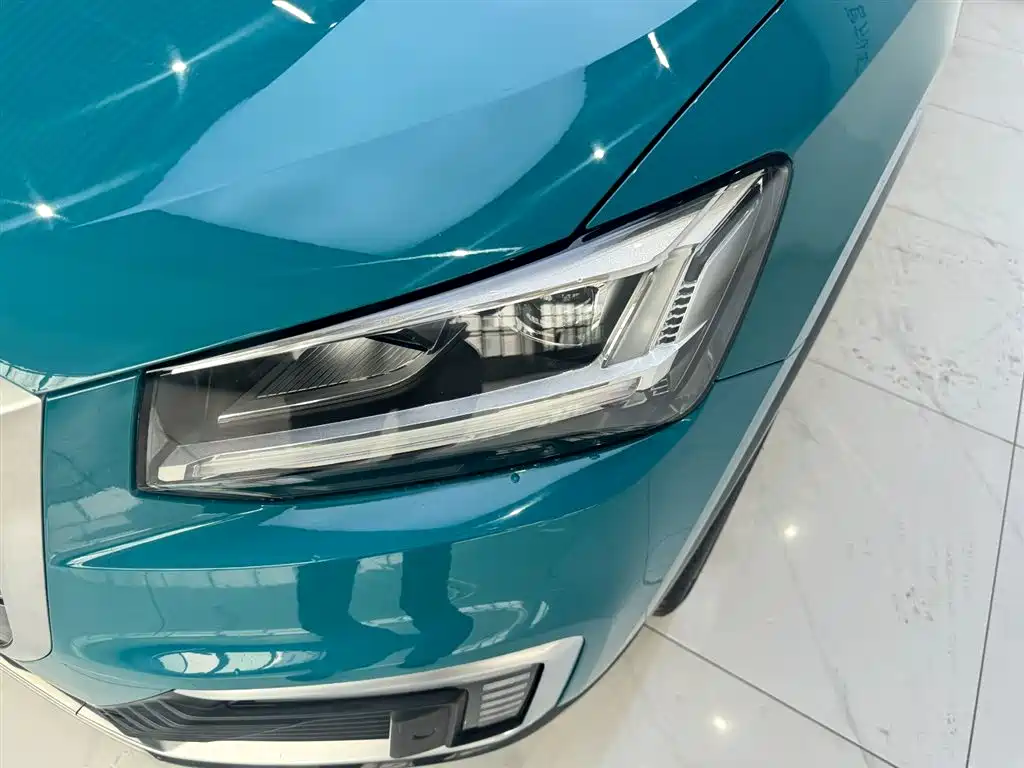 Audi Q2L e-tron 2021 — фото 11