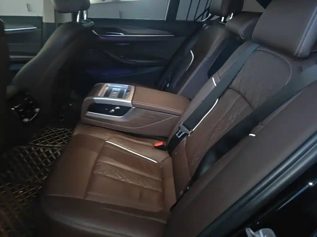 BMW 5 Series 2019 — фото 17