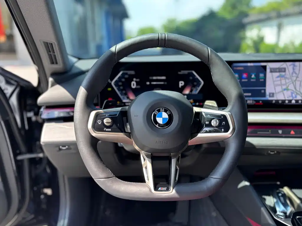 BMW 5 Series 2025 — фото 16