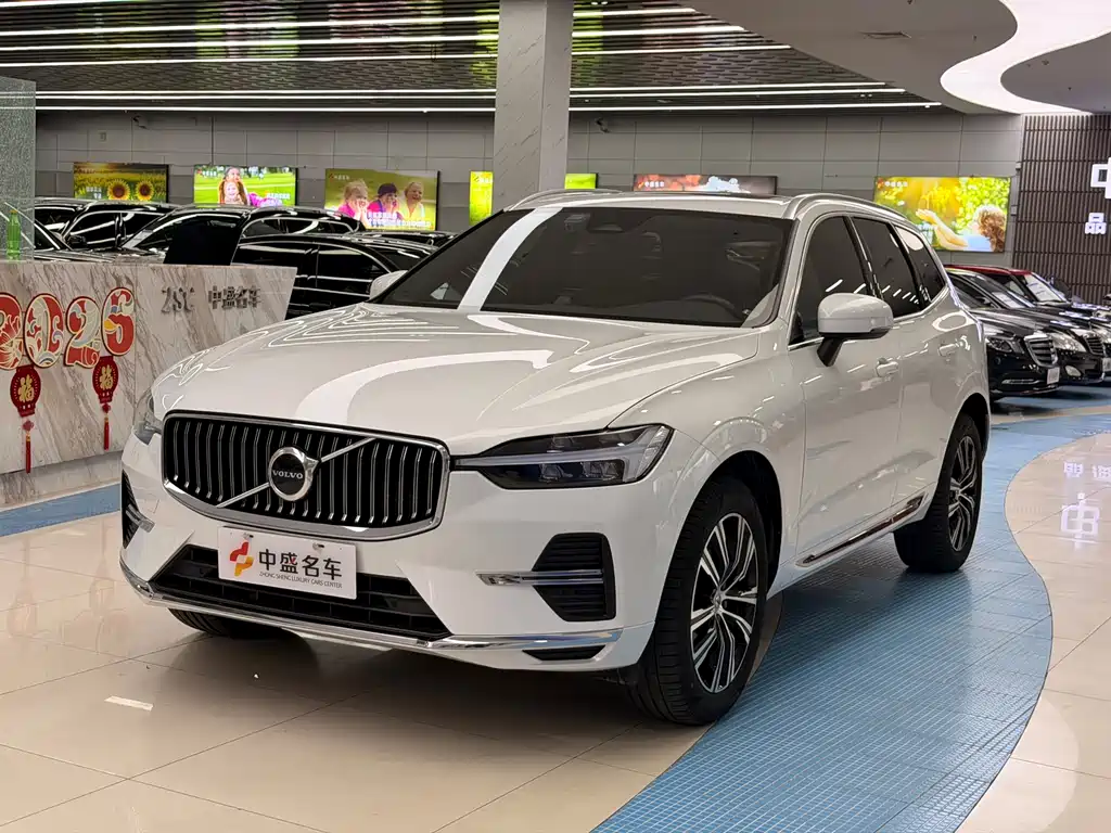 Volvo XC60 2022 — фото 1