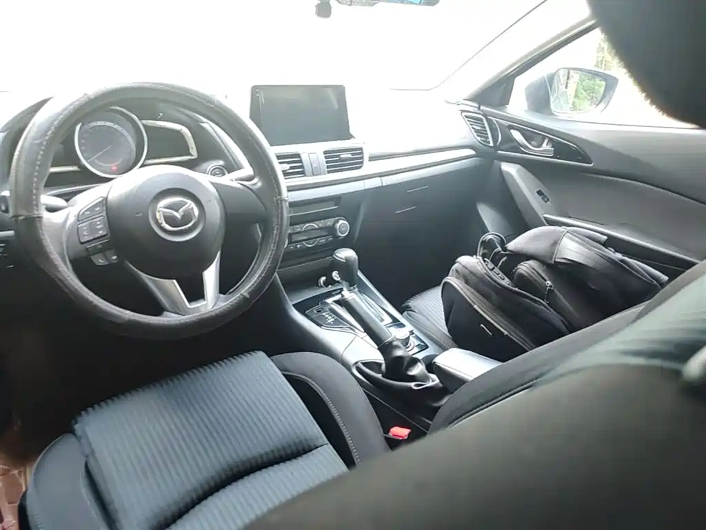 Mazda 3 Axela 2016 — фото 10