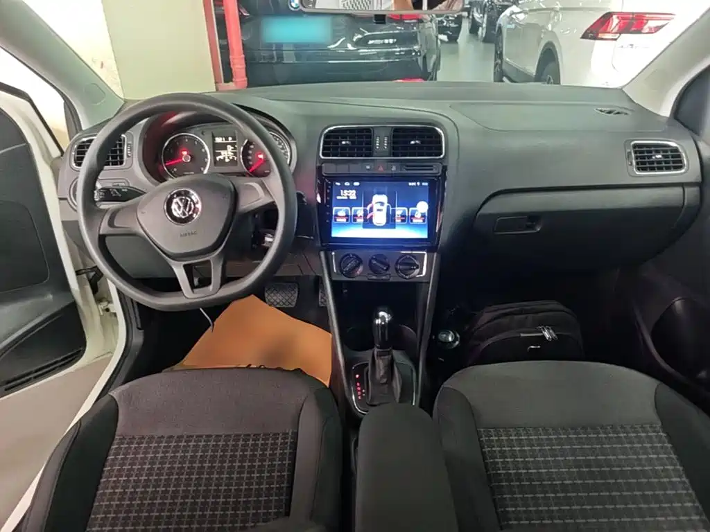 Volkswagen Polo 2015 — фото 10
