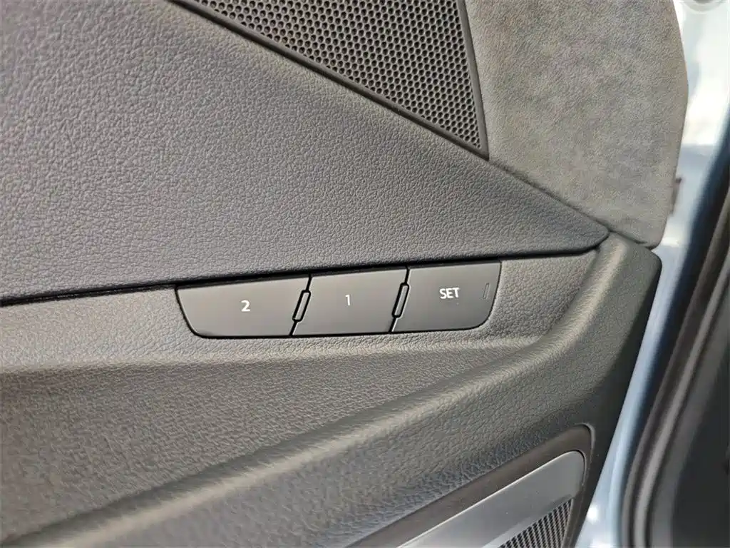 Audi e-tron 2023 — фото 15