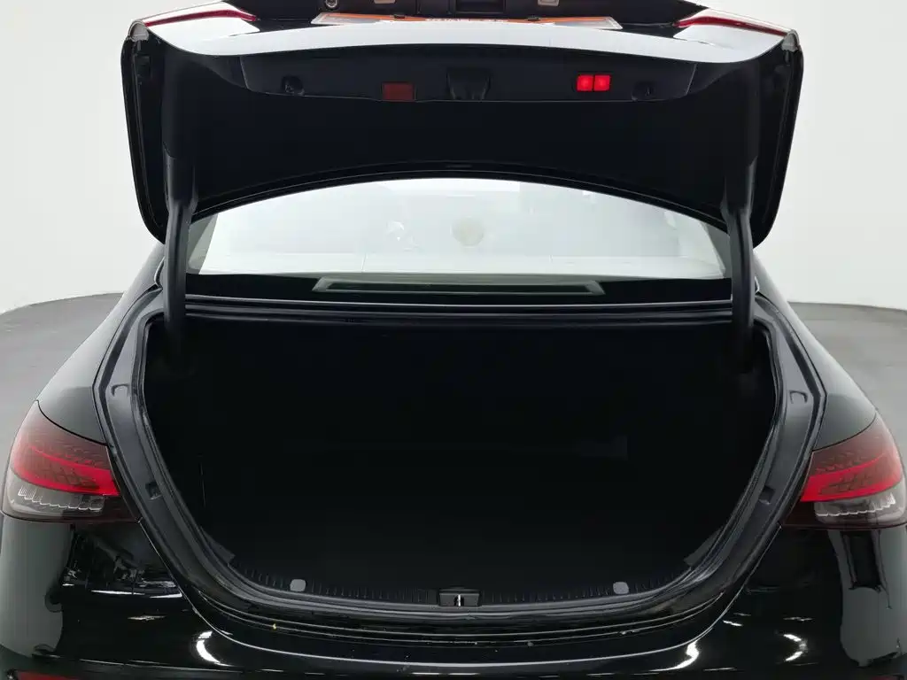 Mercedes-Benz E-Class 2022 — фото 16