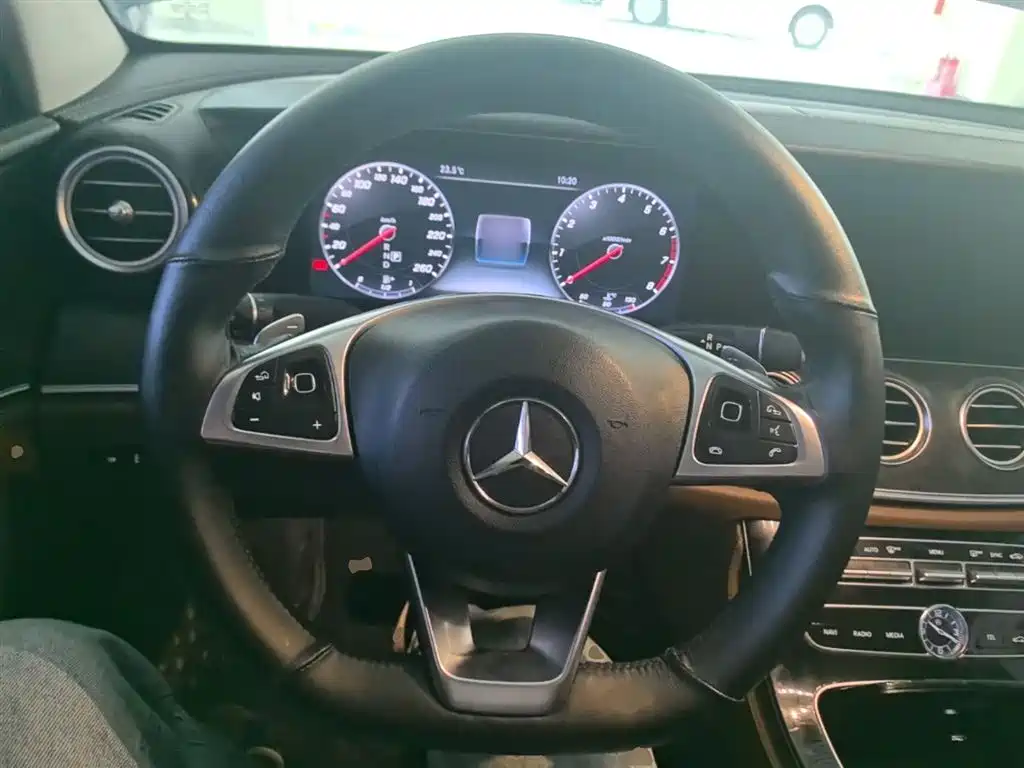 Mercedes-Benz E-Class 2017 — фото 11