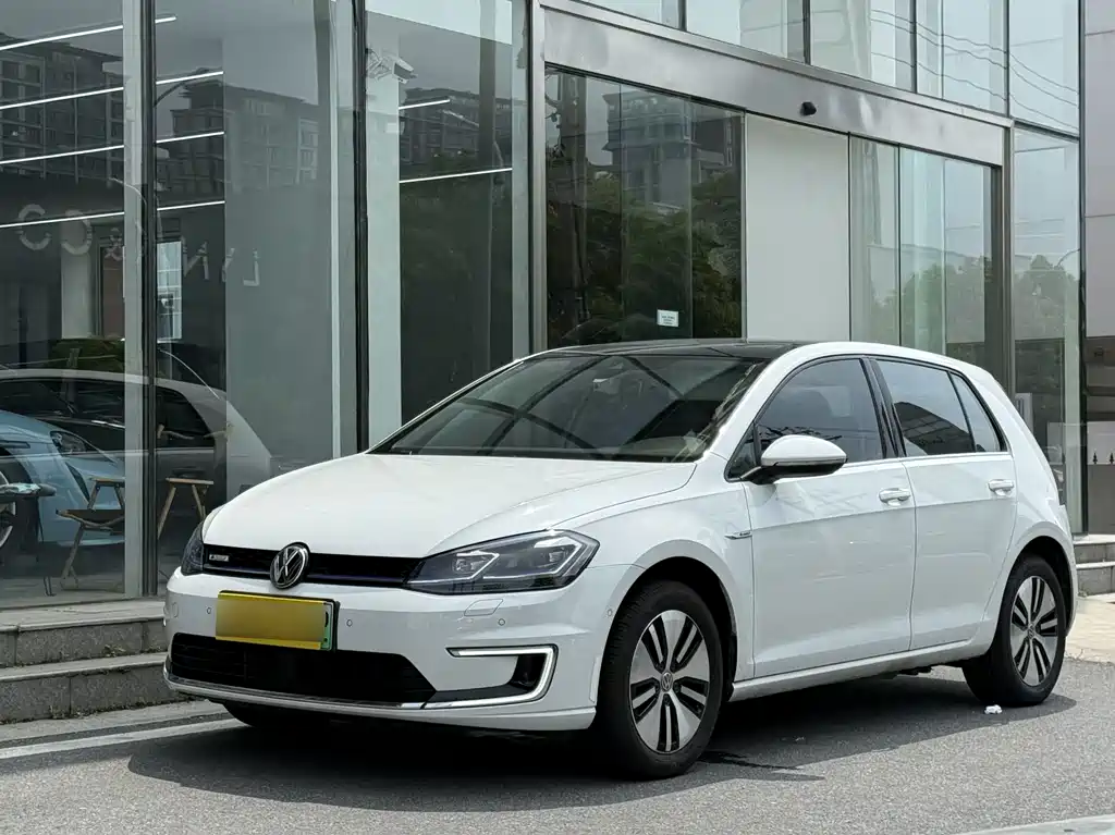 Volkswagen Golf EV 2020 — фото 1