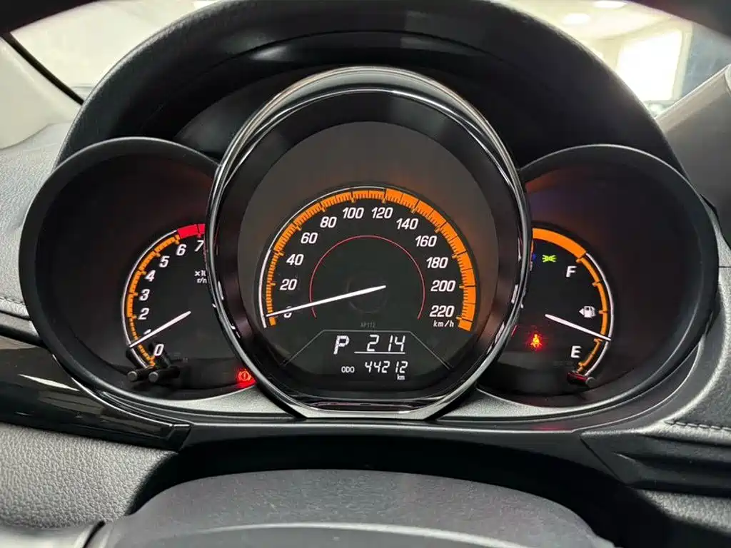 Toyota Yaris L 2023 — фото 23