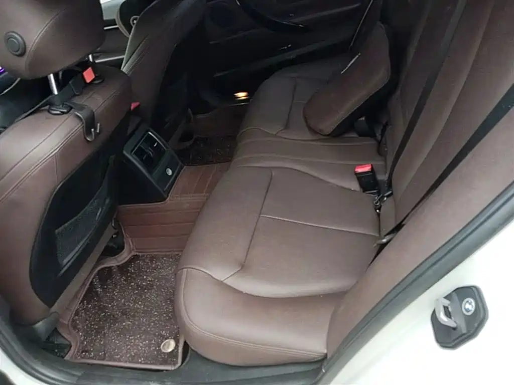 BMW 3 Series 2018 — фото 17