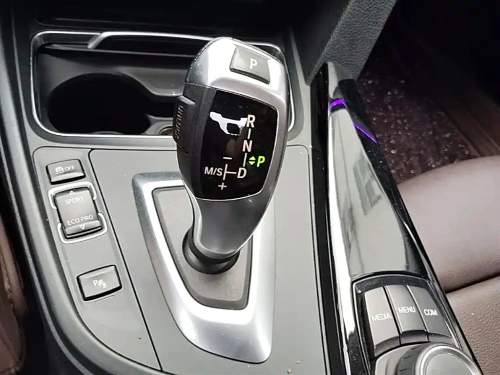 BMW 3 Series 2018 — фото 14