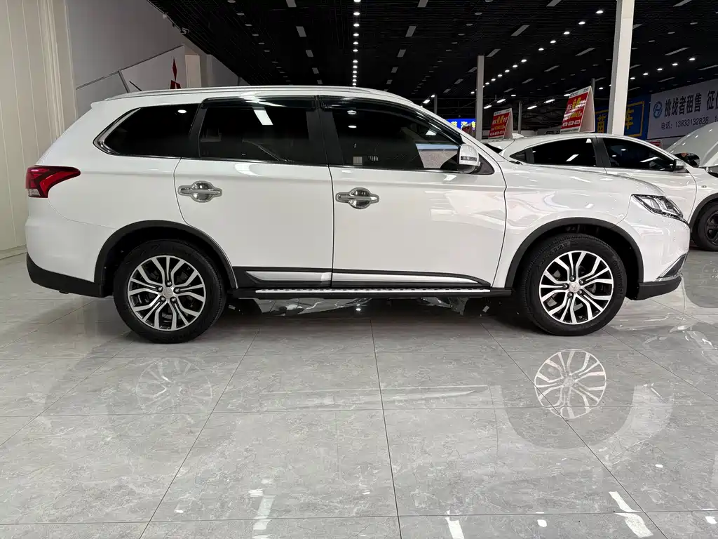 Mitsubishi Outlander 2017 — фото 9