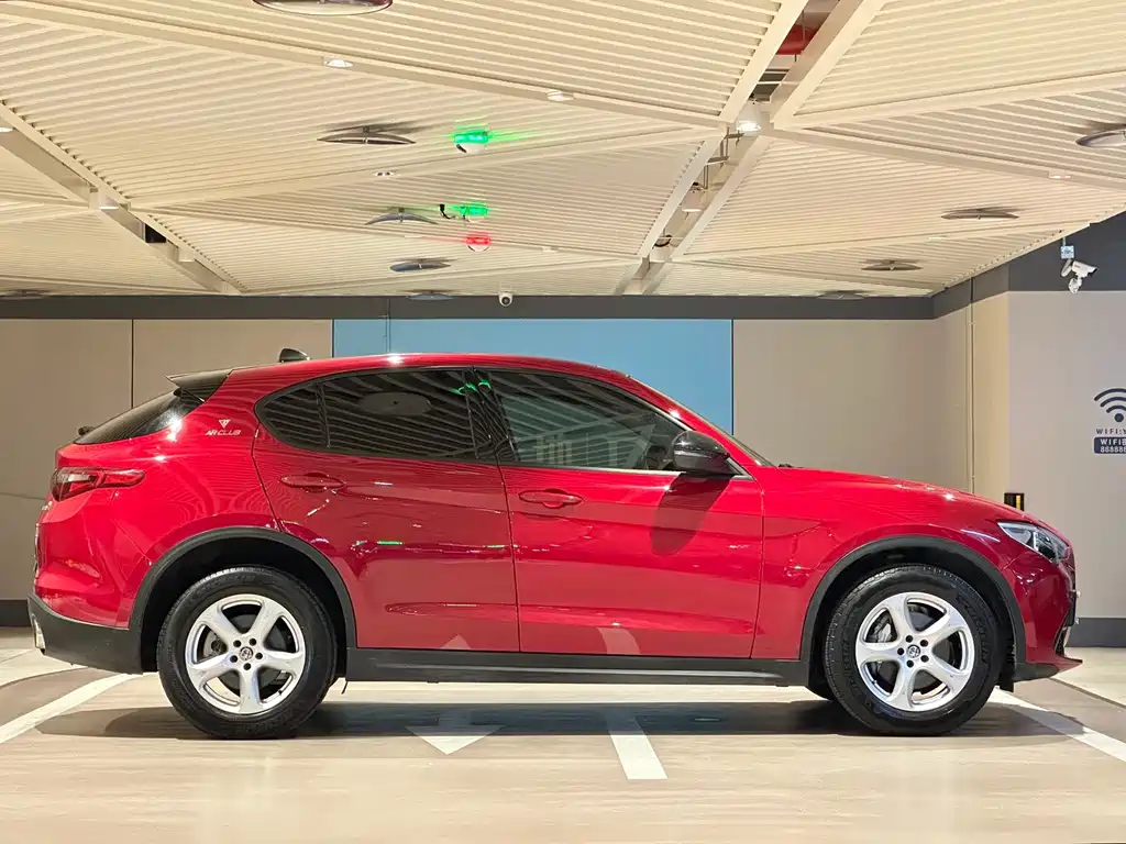 Alfa Romeo Stelvio 2017 — фото 11