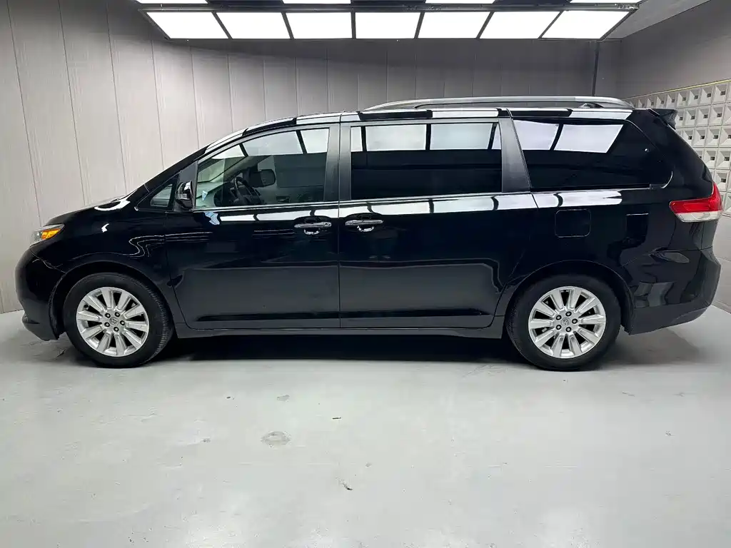 Toyota Sienna 2014 — фото 2