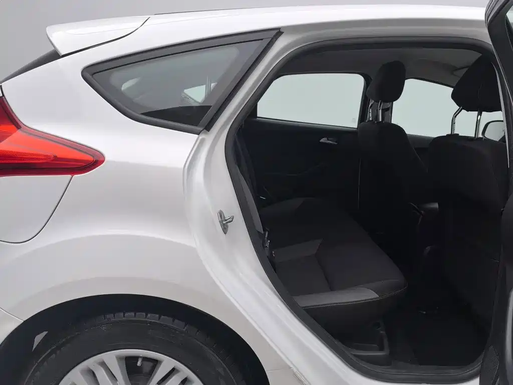 Ford Focus 2015 — фото 15