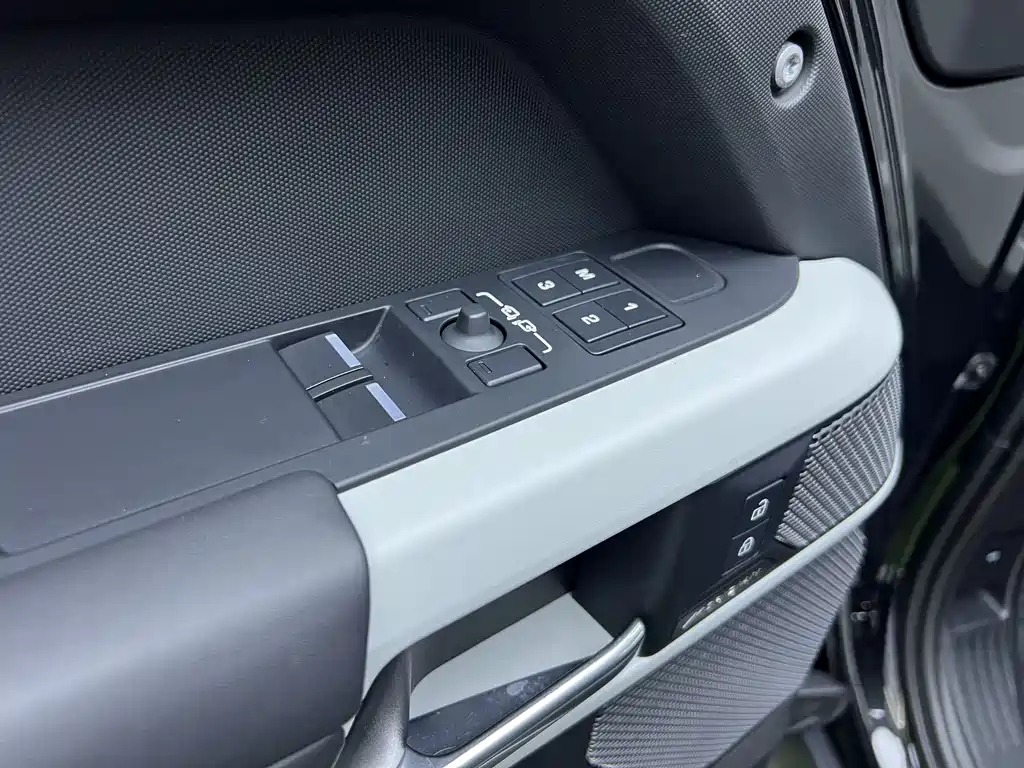 Land Rover Defender 2023 — фото 18