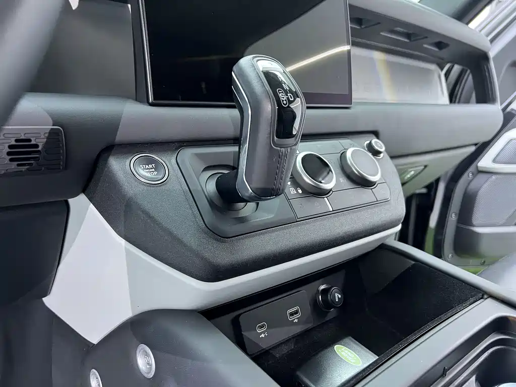 Land Rover Defender 2023 — фото 24