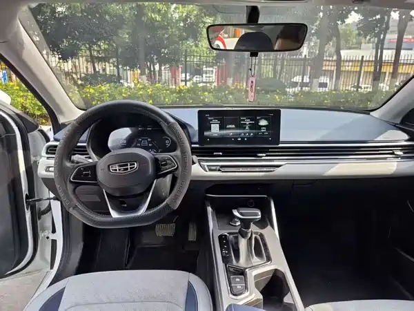 Geely Emgrand 2022