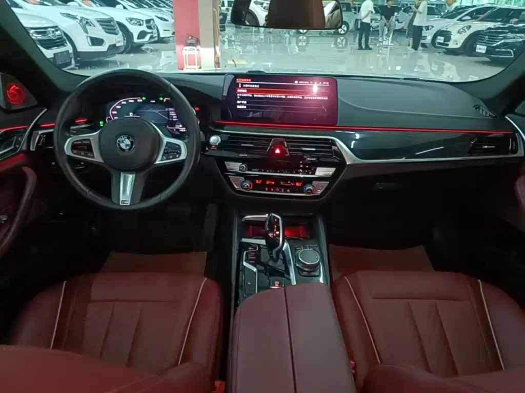 BMW 5 Series 2021 — фото 10