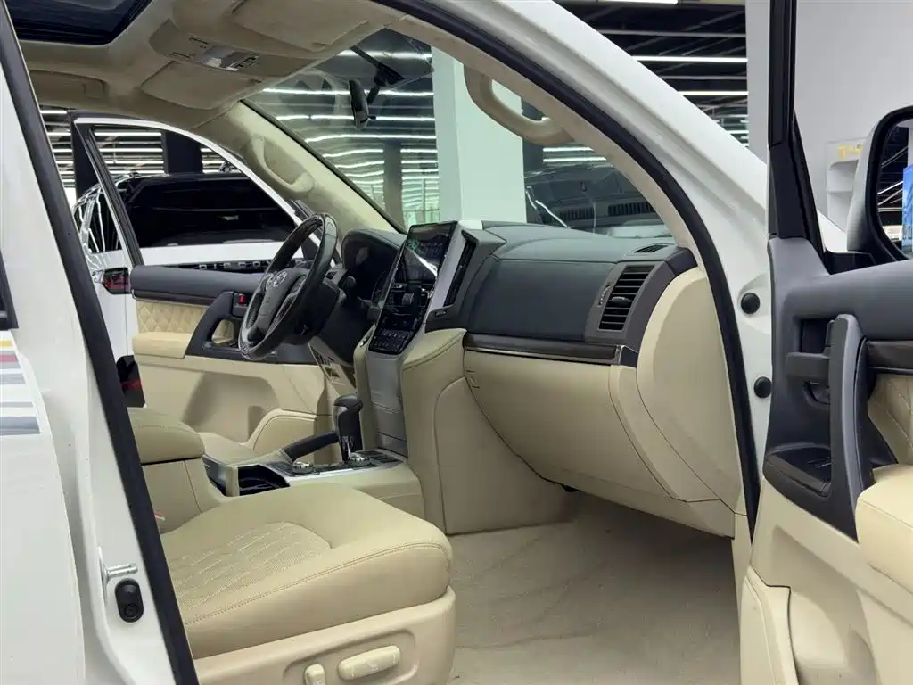 Toyota Land Cruiser 2020 — фото 10