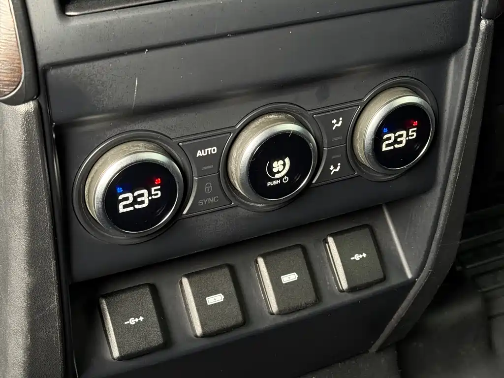 Land Rover Defender 2020 — фото 12