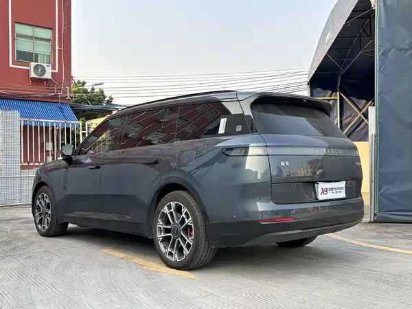 Lynk & Co 900 2025