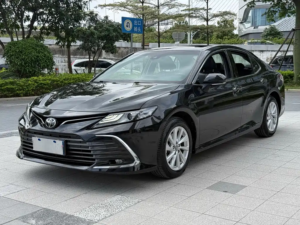 Toyota Camry 2022 — фото 1