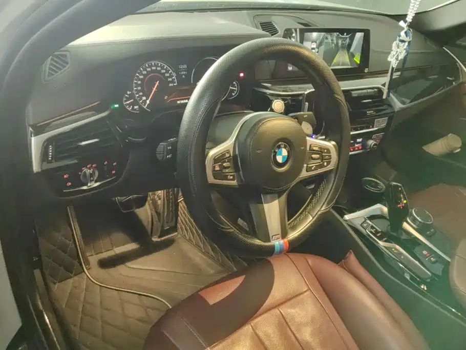 BMW 5 Series 2018 — фото 12