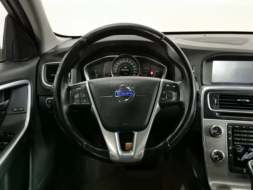 Volvo S60 2015 — фото 11