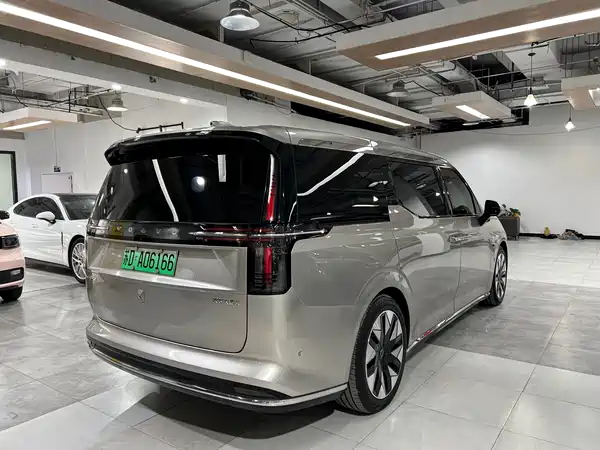 Volvo EM90 2025