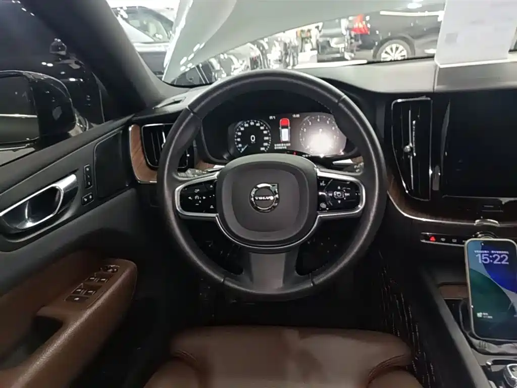 Volvo XC60 2021 — фото 11