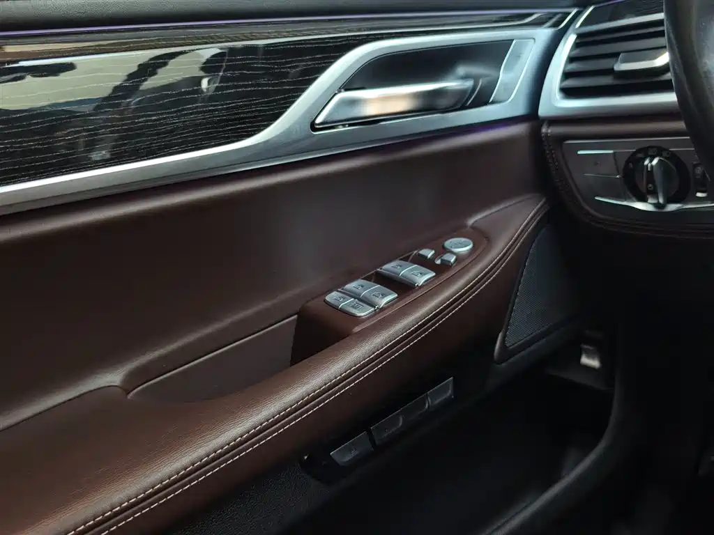 BMW 7 Series 2016 — фото 16