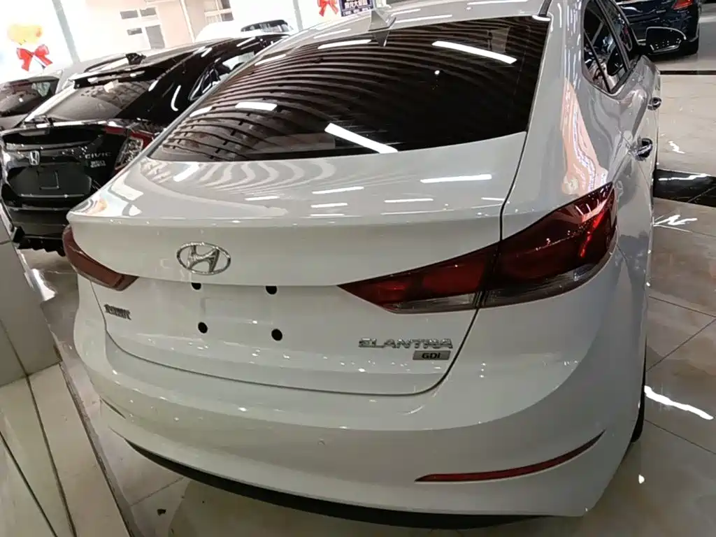 Hyundai Elantra 2019 — фото 6