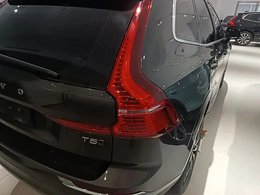 Volvo XC60 2021 — фото 8