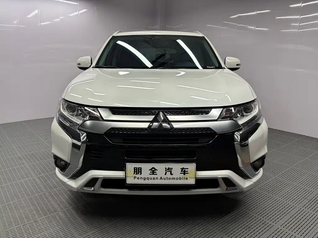 Mitsubishi Outlander 2023 — фото 2