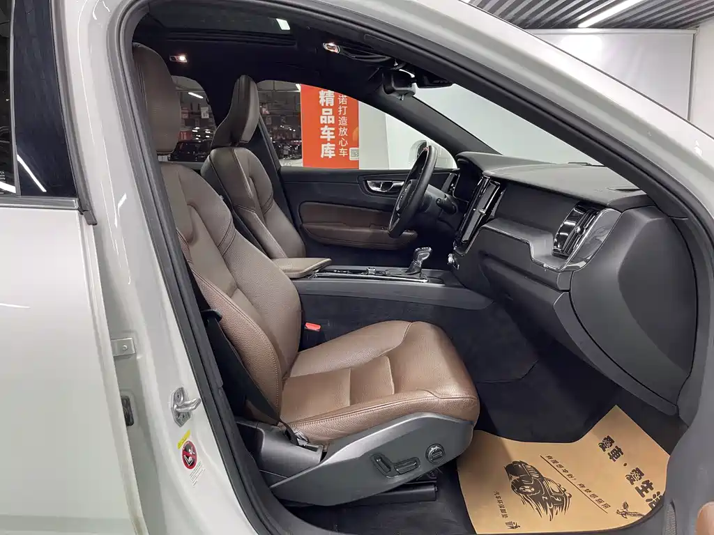 Volvo XC60 2020 — фото 22