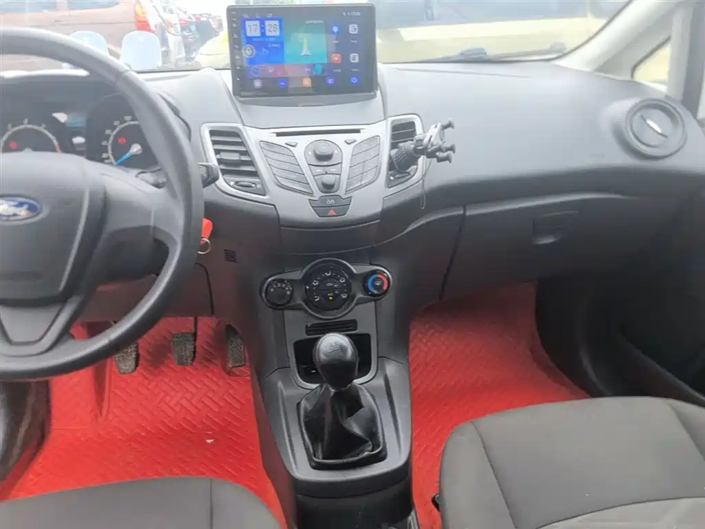 Ford Fiesta 2015 — фото 13