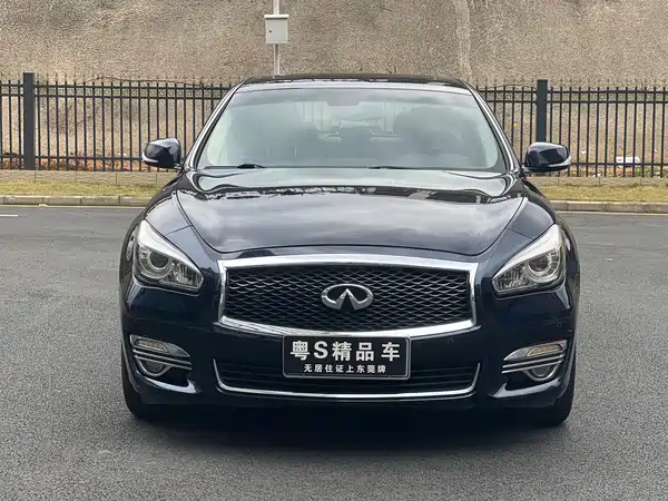 Infiniti Q70 2015