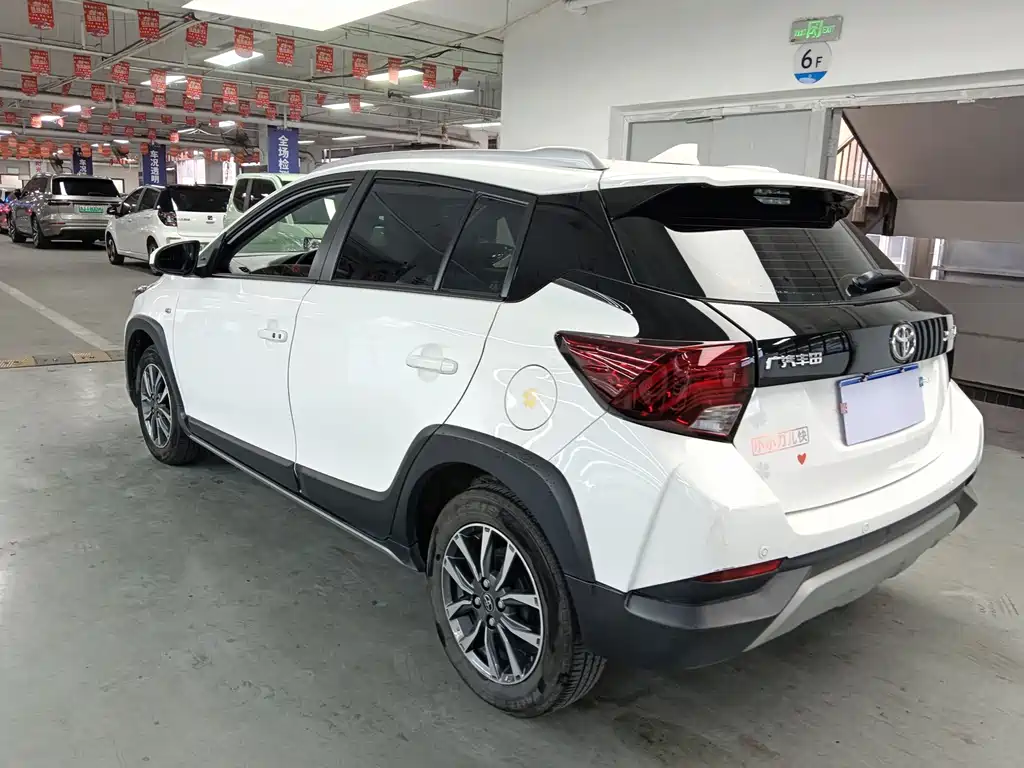 Toyota Yaris L 2022 — фото 10