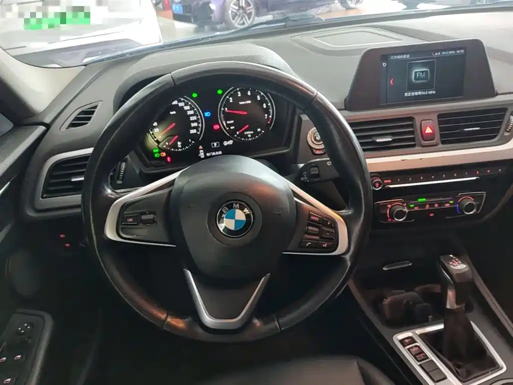 BMW 1 Series 2018 — фото 11