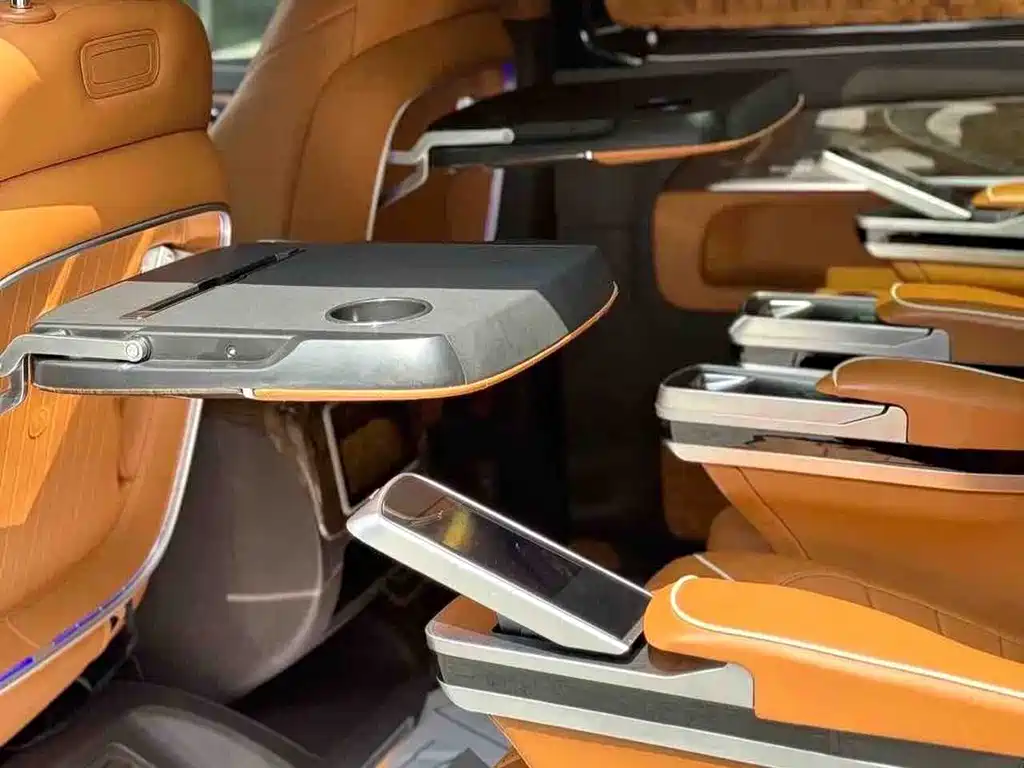 Mercedes-Benz V-Class 2023 — фото 11