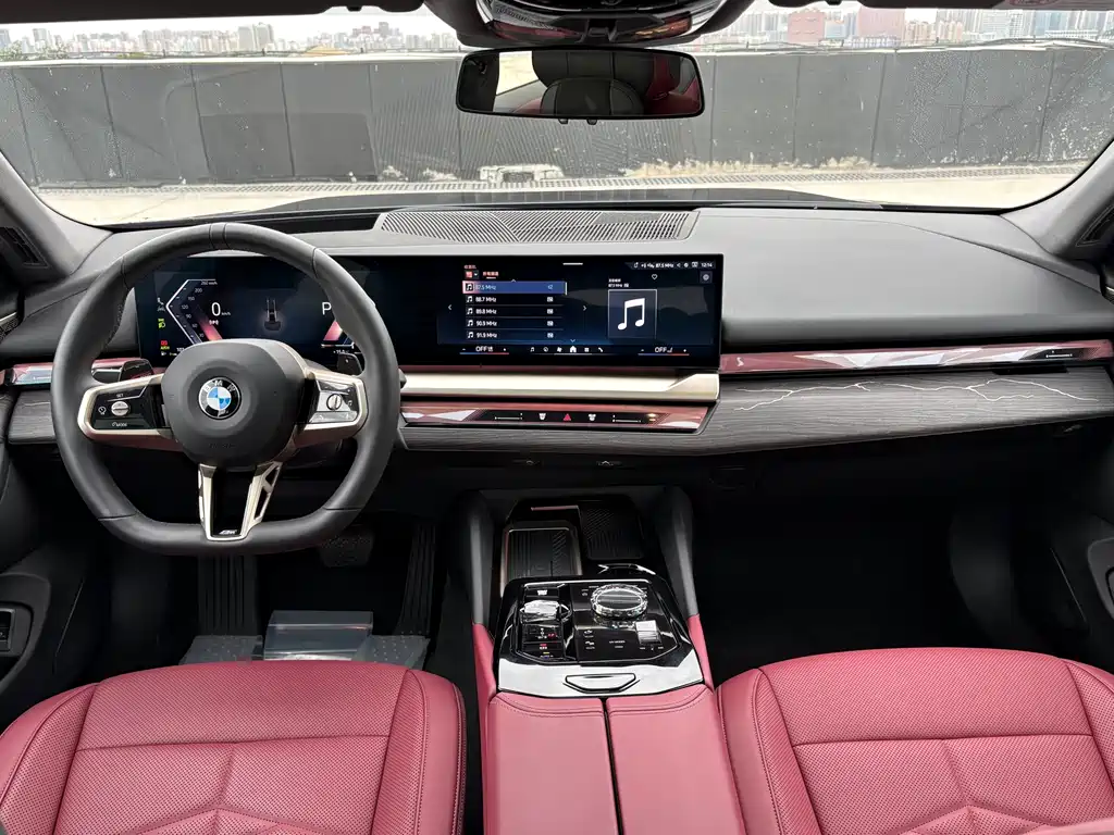 BMW 5 Series 2025 — фото 17