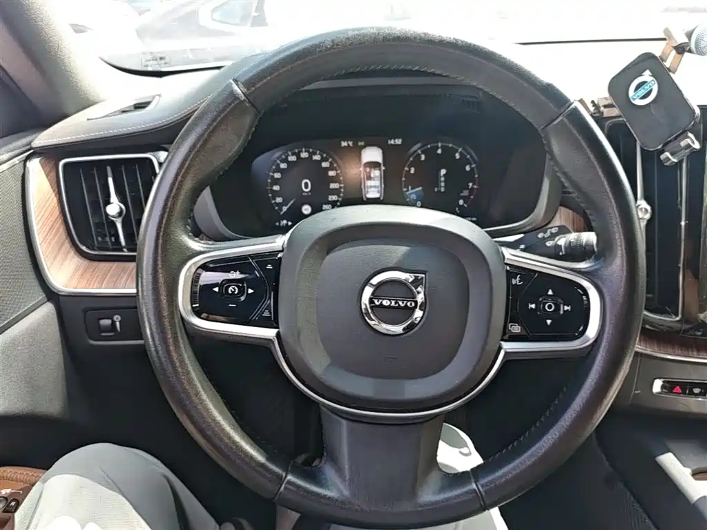 Volvo XC60 2021 — фото 11