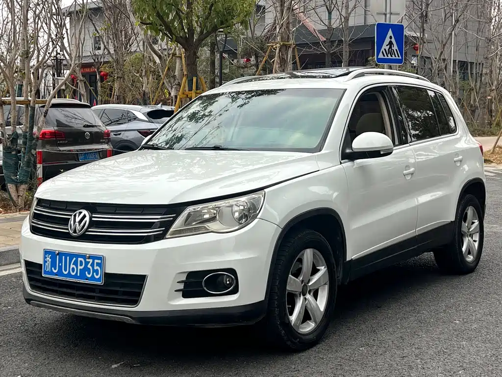 Volkswagen Tiguan 2011 — фото 1