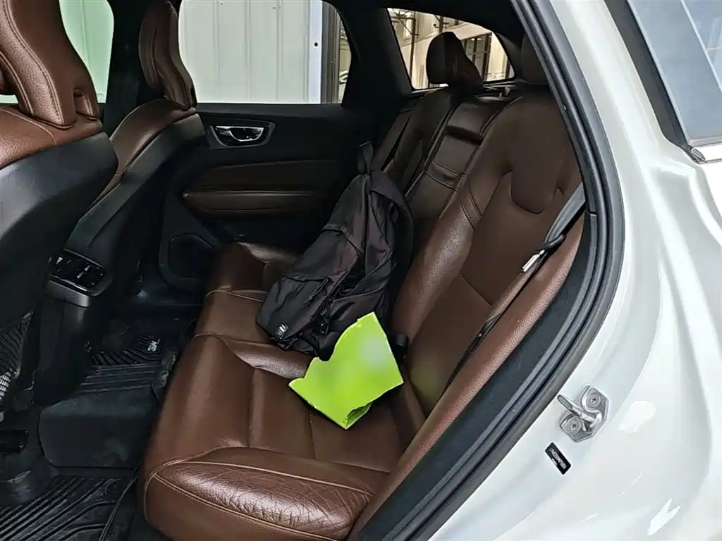 Volvo XC60 2021 — фото 17