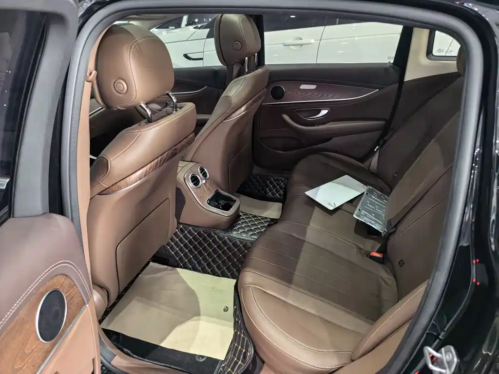 Mercedes-Benz E-Class 2023 — фото 8